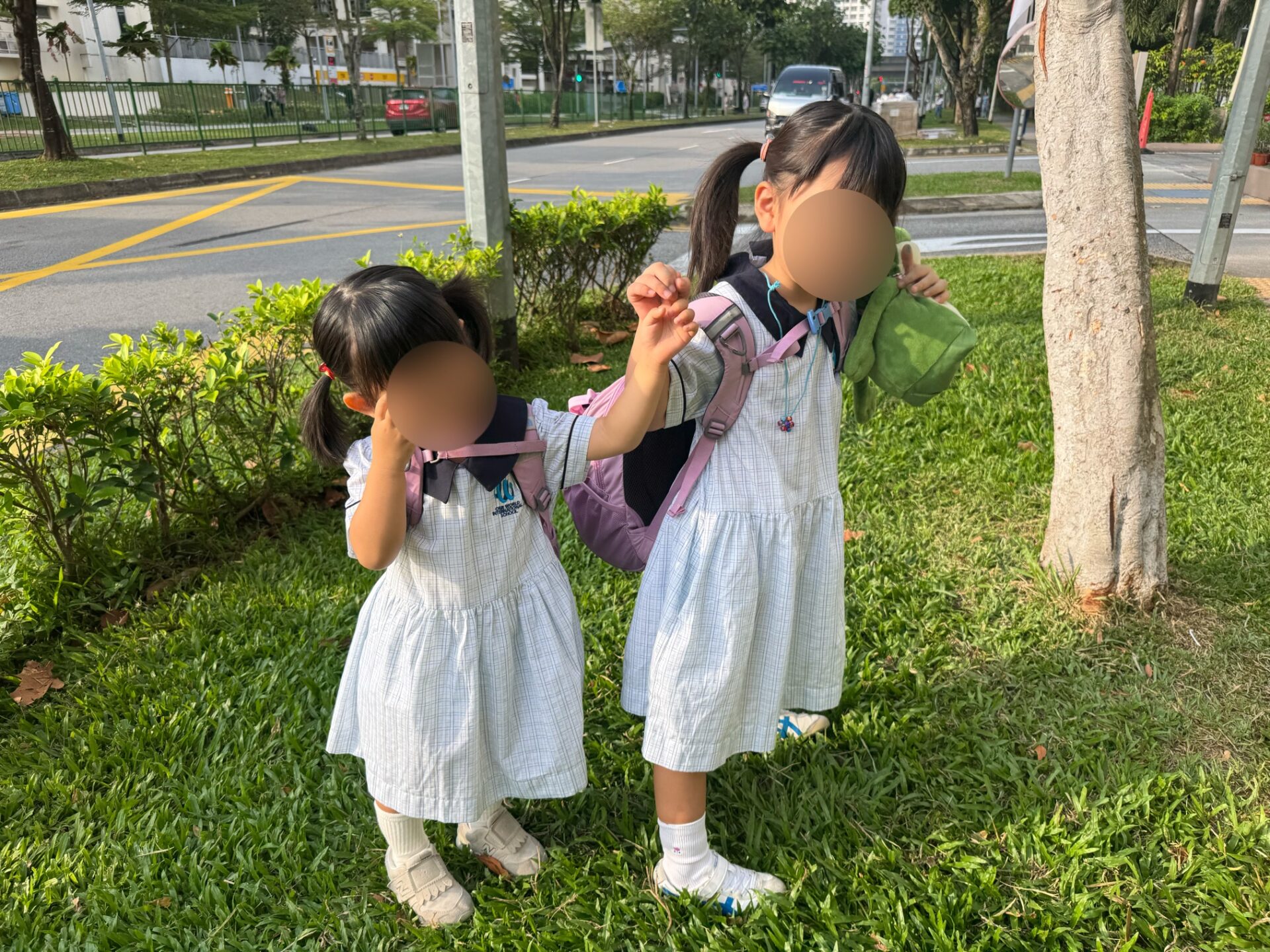 スクールバスを待つ子供達。毎朝楽しく行けるようになりました！